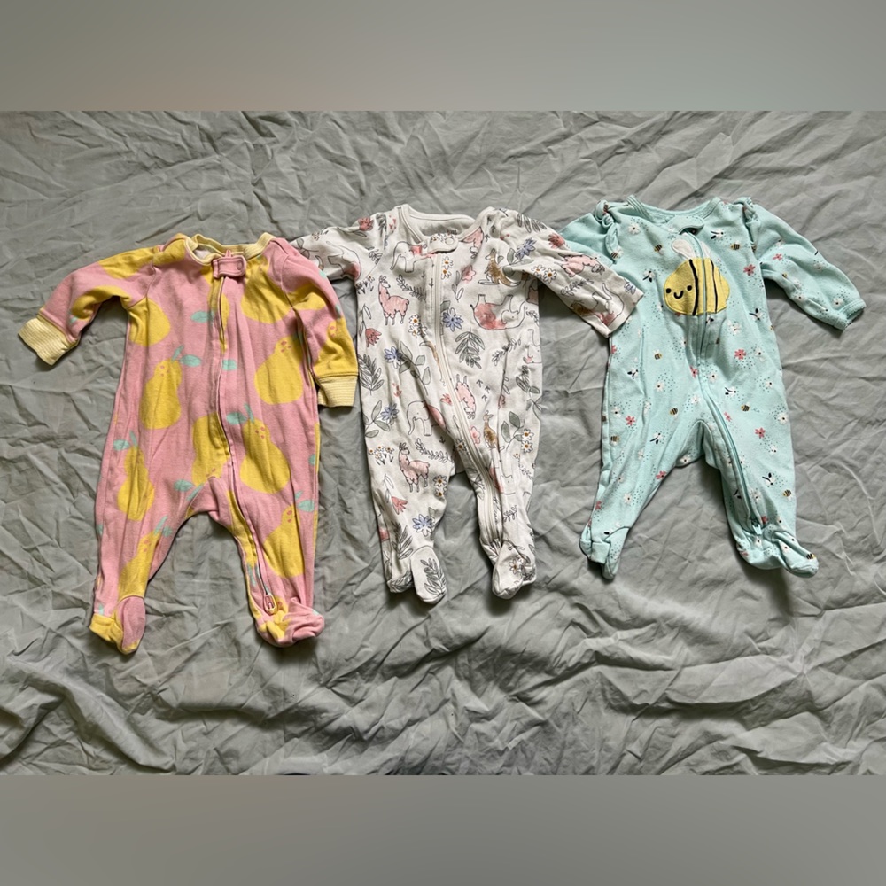 Lot of 3 girls footed sleepers (Carter’s)